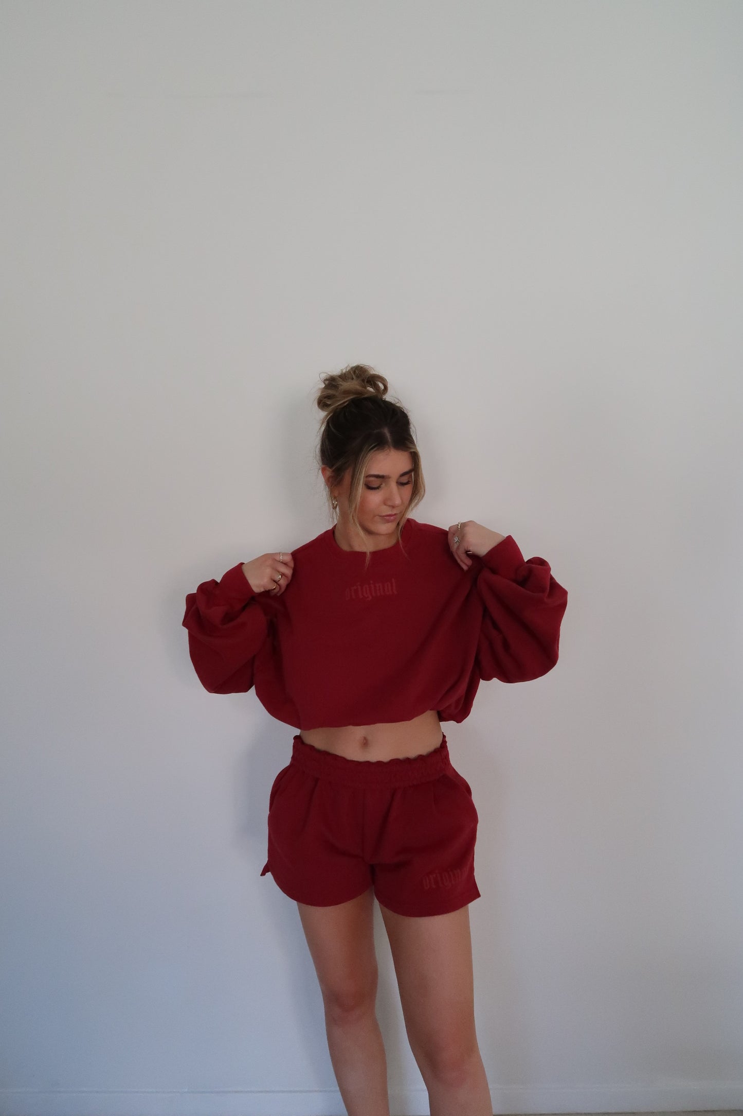 cropped crewneck in cherry